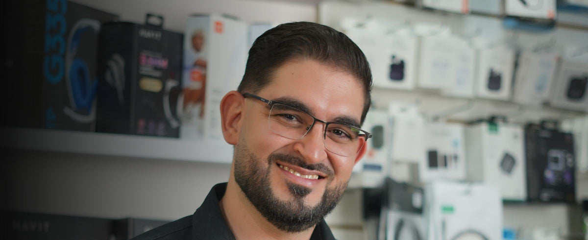 Yeison Gomez, dueno de Tecno Gz, listo para asesorarte antes de comprar
