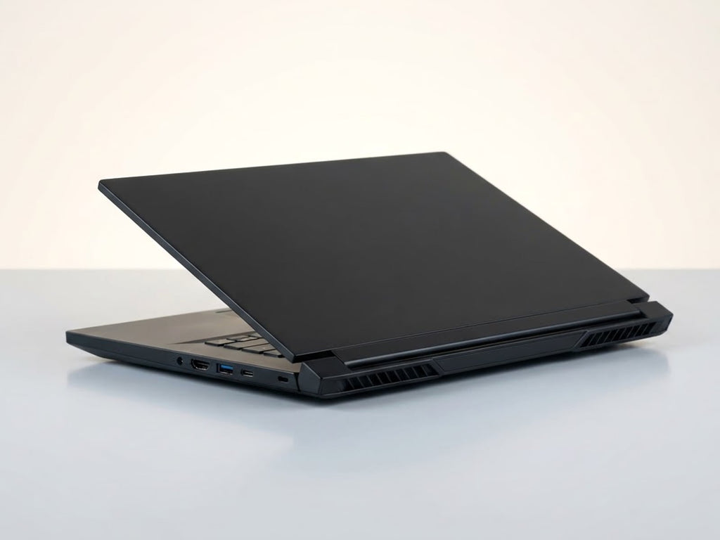 Acer Nitro V 15, vista 3 - fondo de vitrina