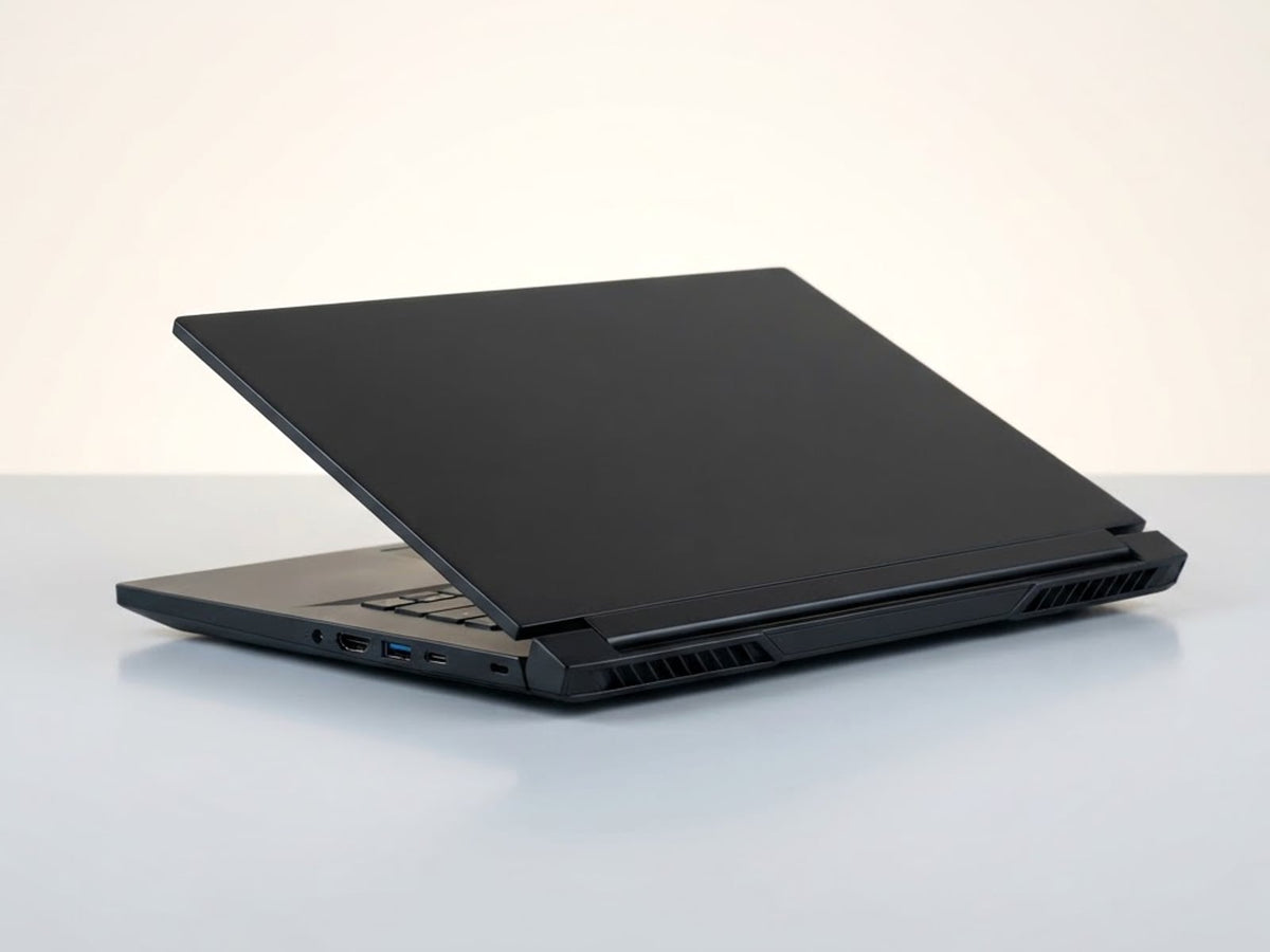 Acer Nitro V 15, vista 3 - fondo de vitrina