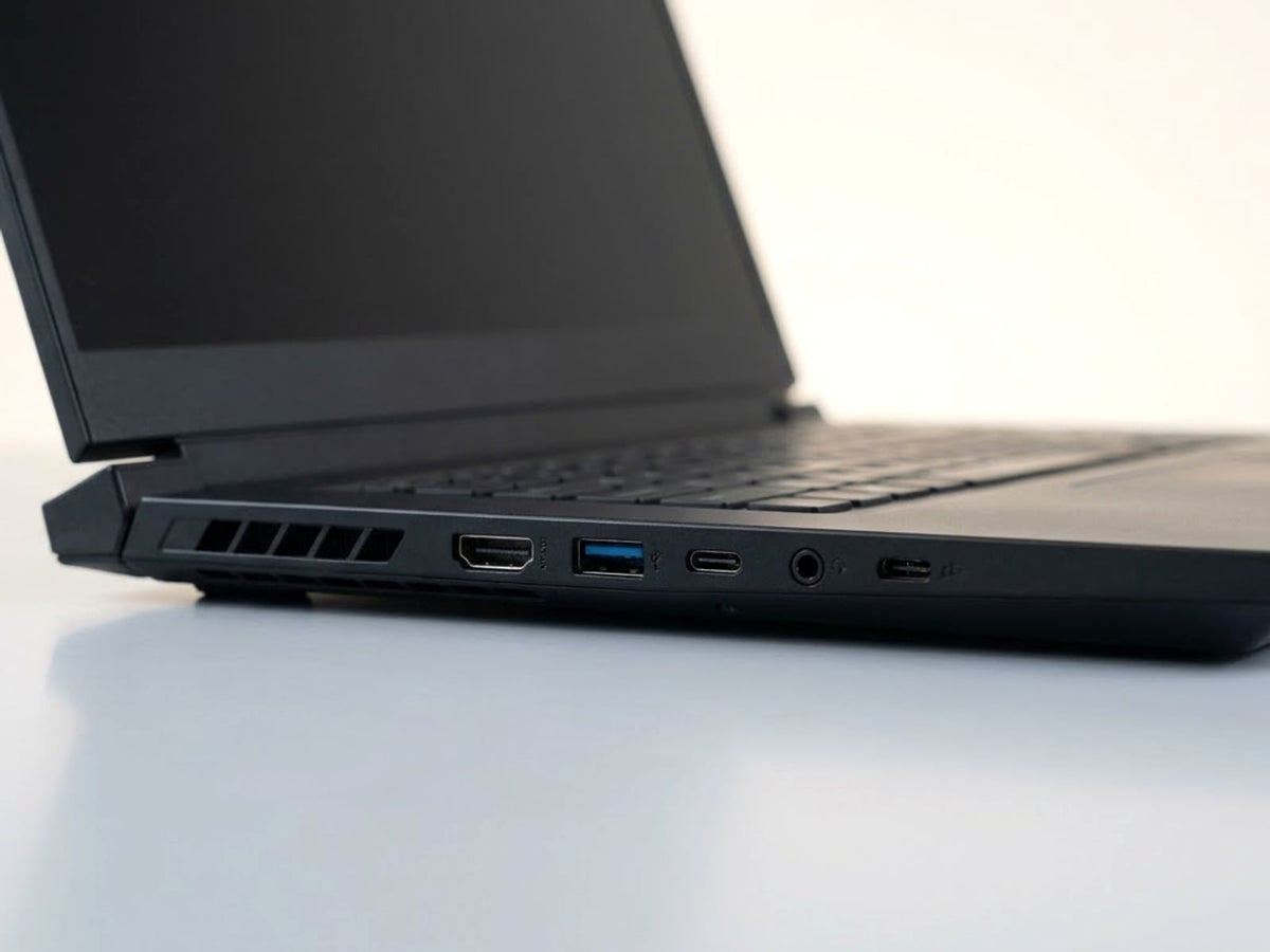 Acer Nitro V 15, vista 4 - fondo de vitrina