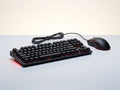 Combo teclado mecánico y mouse gamer RGB, fondo de vitrina