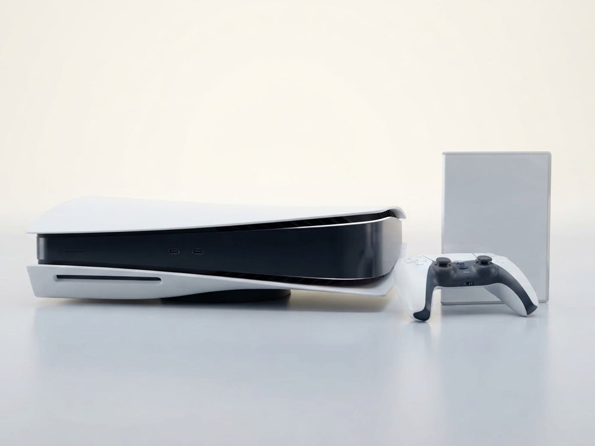 Consola PlayStation 5 con control y juego, fondo de vitrina