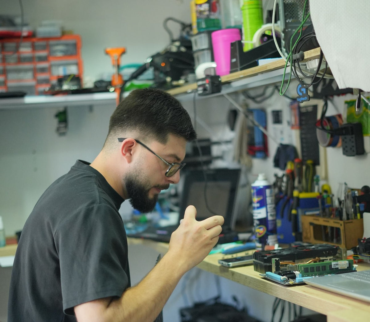Tecnico de Tecno Gz reparando un portatil en el taller real