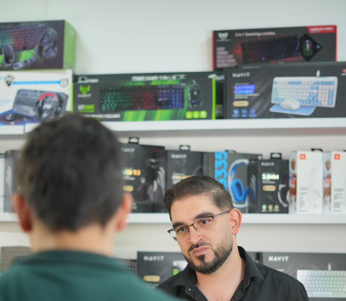 Yeison Gomez atendiendo a un cliente real en el mostrador de Tecno Gz